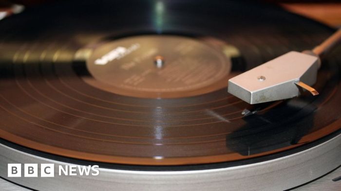 Cd vinyls outselling music downloads