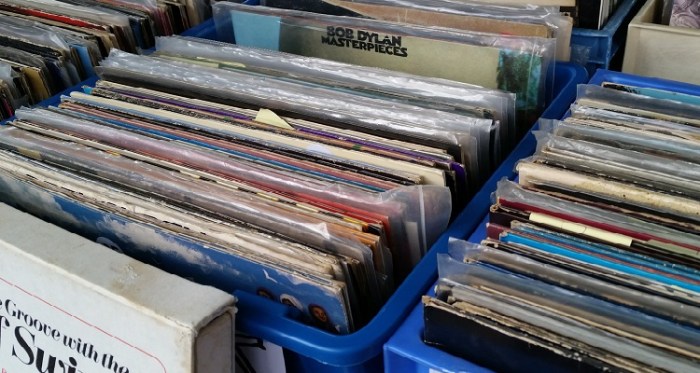 Cd vinyls outselling music downloads